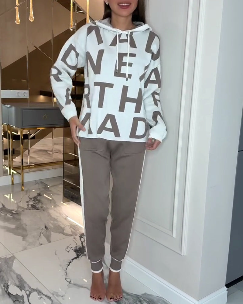 Todelt Sett Med Hette Og Bokstavsprint