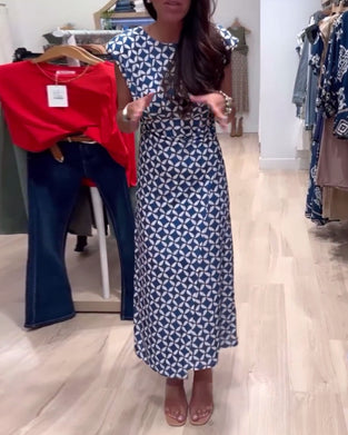 Ermeløs, elegant kjole med geometrisk trykk med rund hals