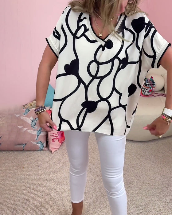 V-hals kortermet topp til hverdags med kontrasttrykk