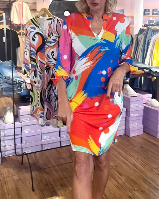 Elegant kjole med fargerik trykt V-hals