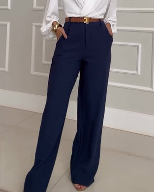 Uformell lomme i ensfarget bukse