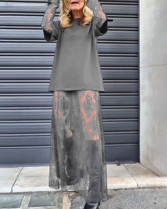 Todelt sett - ensfarget T-skjorte og blondeskjørt