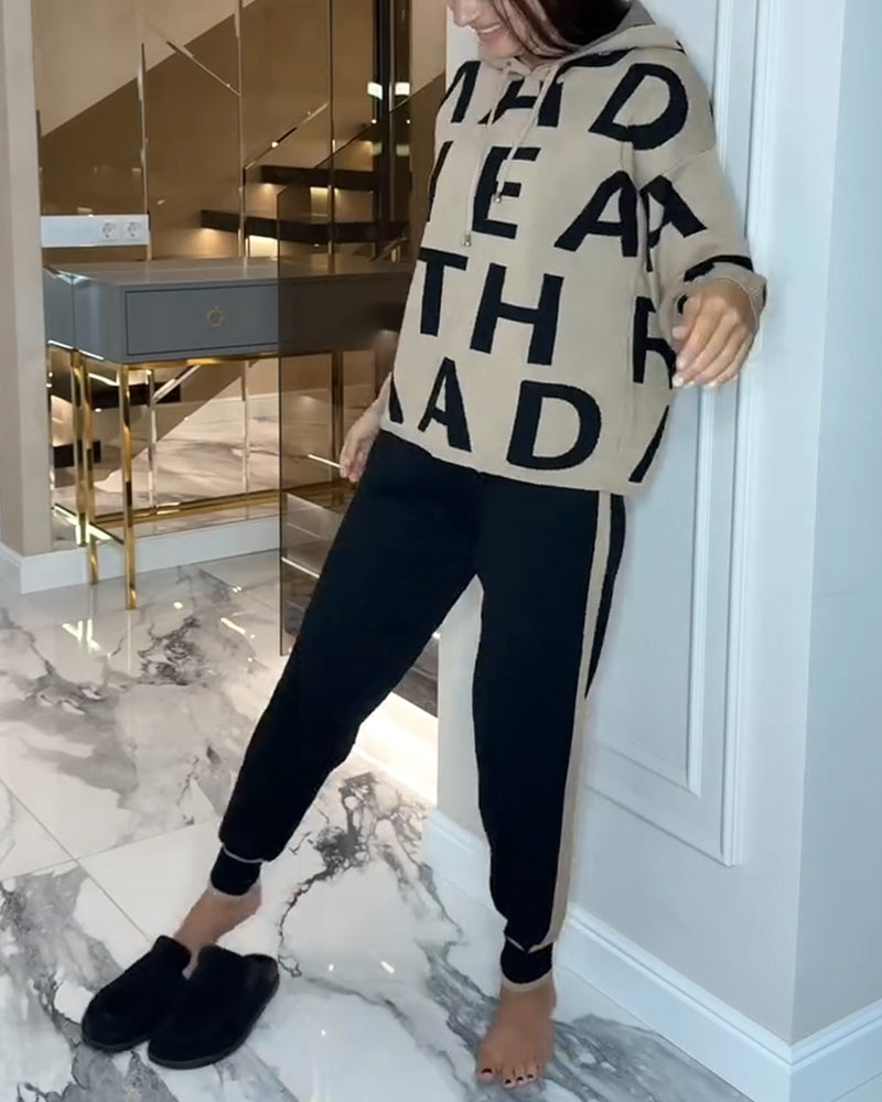 Todelt Sett Med Hette Og Bokstavsprint