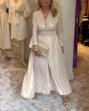 Lang kjole med blondekrage og midjeknapper