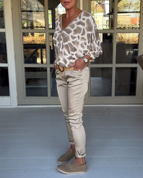 Elegant bluse med V-hals med flaggermusermer