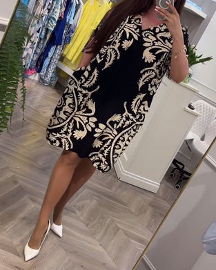 Løs kjole med retroprint med V-hals og kortermet