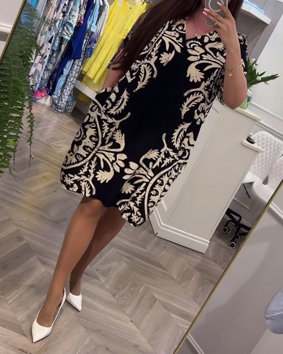 Løs kjole med retroprint med V-hals og kortermet