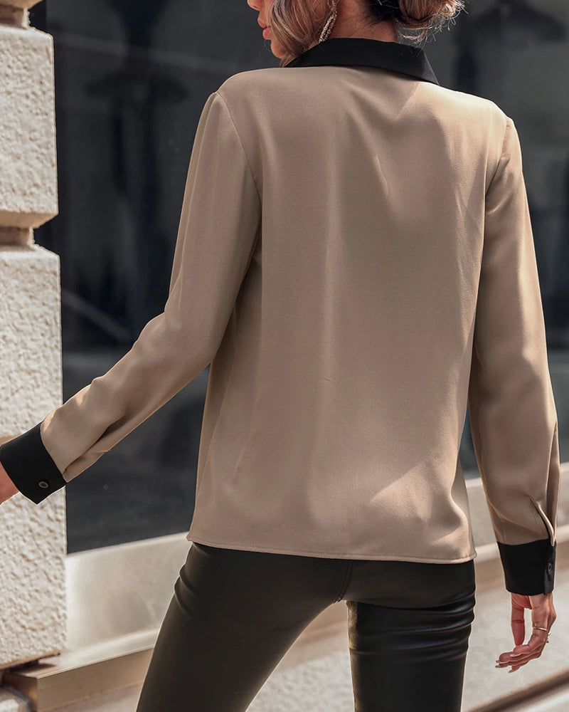 Blus Med Kraag Design, Fargeblokk Detalj Og Elegant Stemning