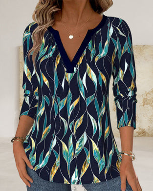 T-skjorte med avslappet bladtrykk og v-hals