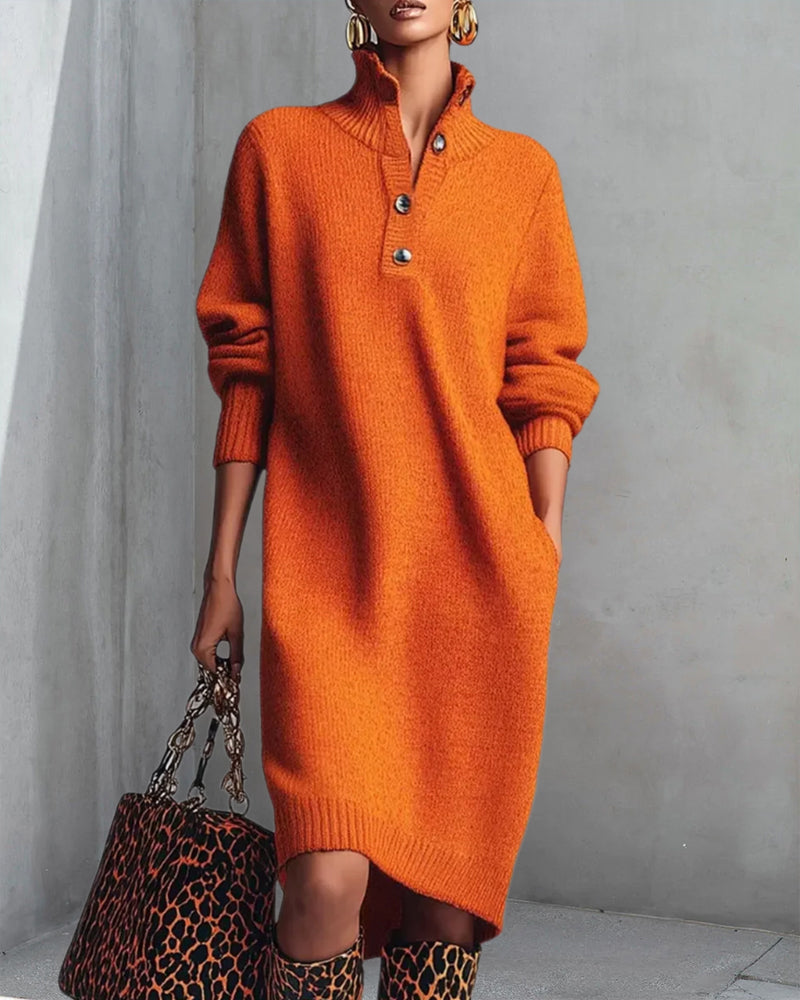 Helfarget Kjole Med Knapper Og Høy Hals