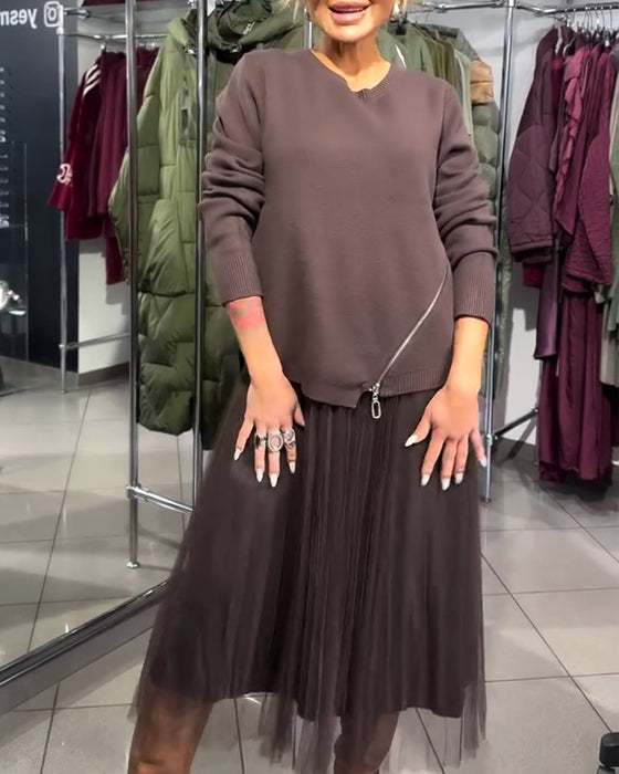 Stilig Sett Med Rundhalset Genser Og Glidelåsdetalj