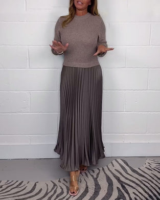 Uformell plissert kjole med patchwork i kontrastfarger