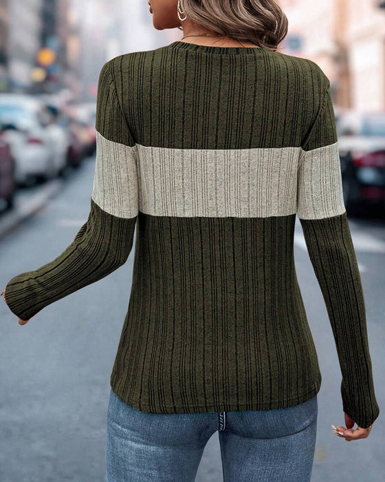 Uformell topp med rund hals med fargeblokktrykk