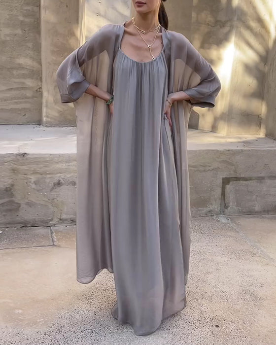 Sett Ermeløs Kjole Og Solbeskyttelsesjakke