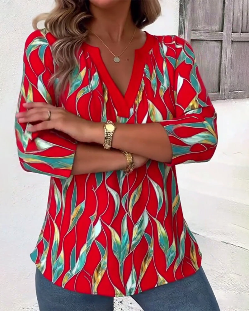 T-skjorte med avslappet bladtrykk og v-hals