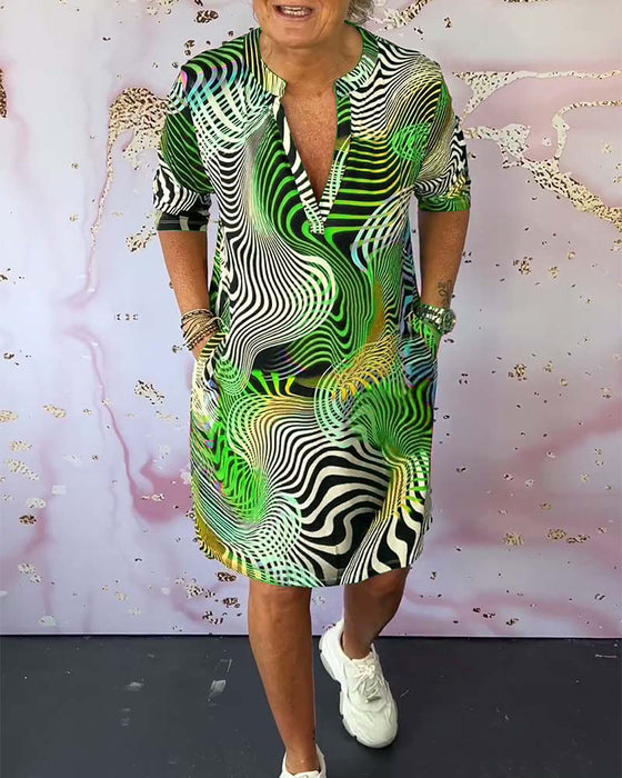 Fargerik trykt lommekjole med V-hals og halverme