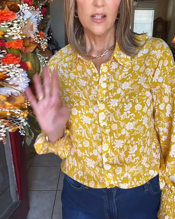 Bluse Med Retro Knapp Detaljer Og Små Florale Trykk