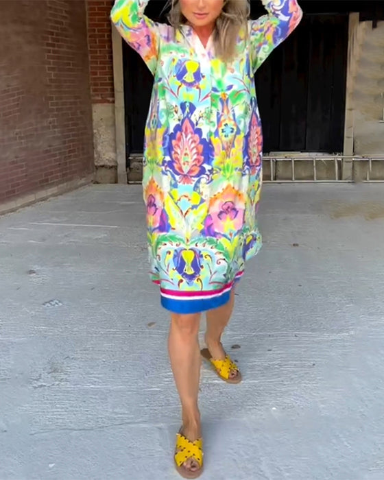 Løstrykt kjole med V-hals og trykk