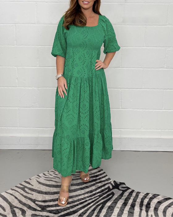 Ensfarget hul kjole med firkantet krage