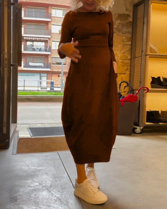 Ensfarget kjole med rund hals og lange ermer og lomme