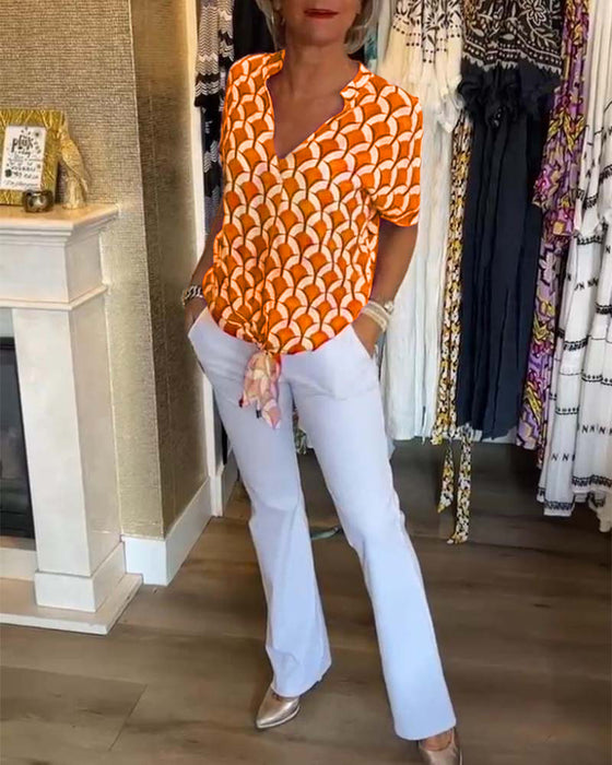 Uformell trykt topp med korte ermer og V-hals