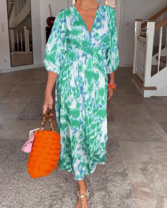 V-hals kjole i motetrykk med 3/4 erme