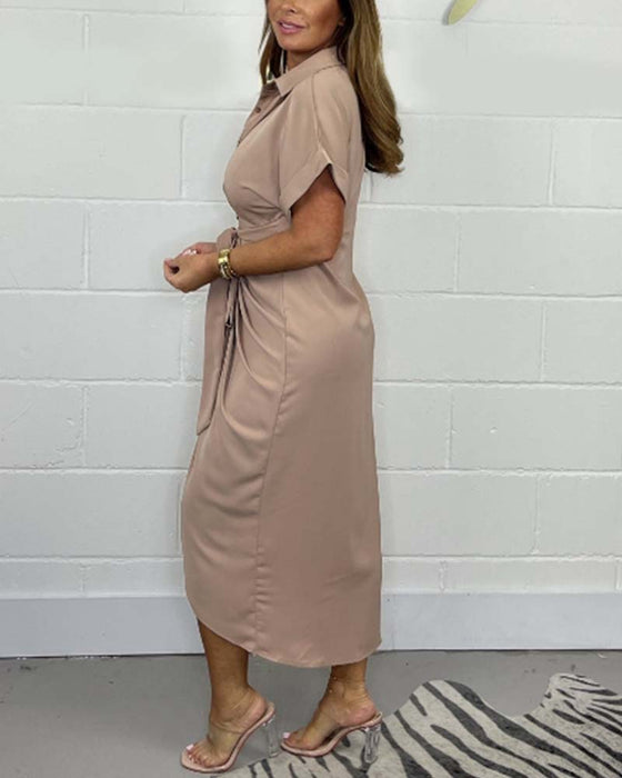 Elegant plissert kjole med skjortehals