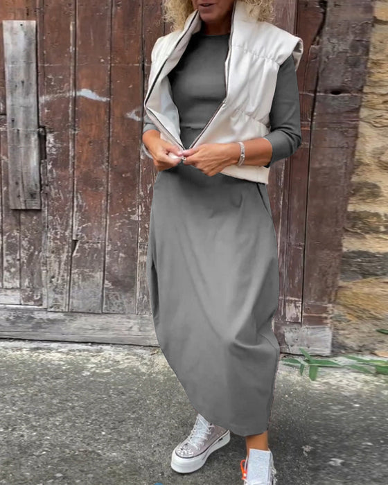 Enkel ensfarget og elegant kjole med lange ermer