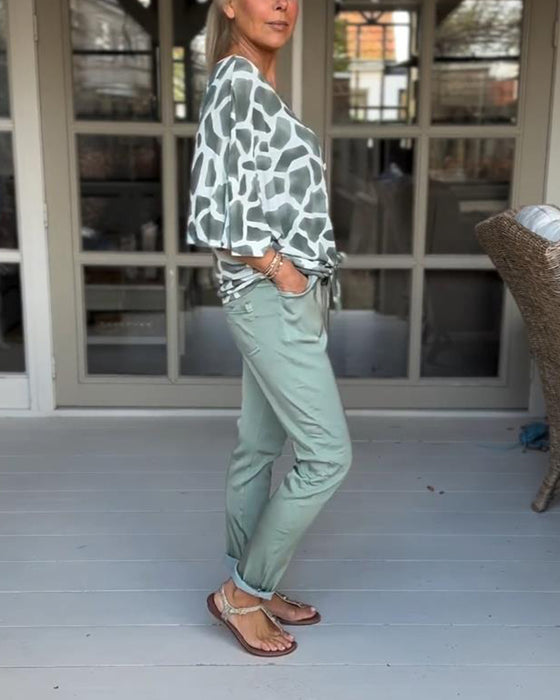 Elegant bluse med V-hals med flaggermusermer