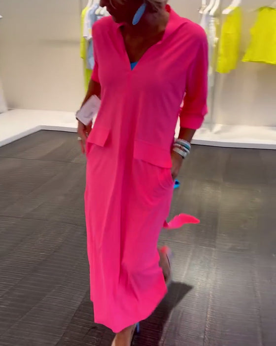 Ensfarget kjole med splitt V-hals