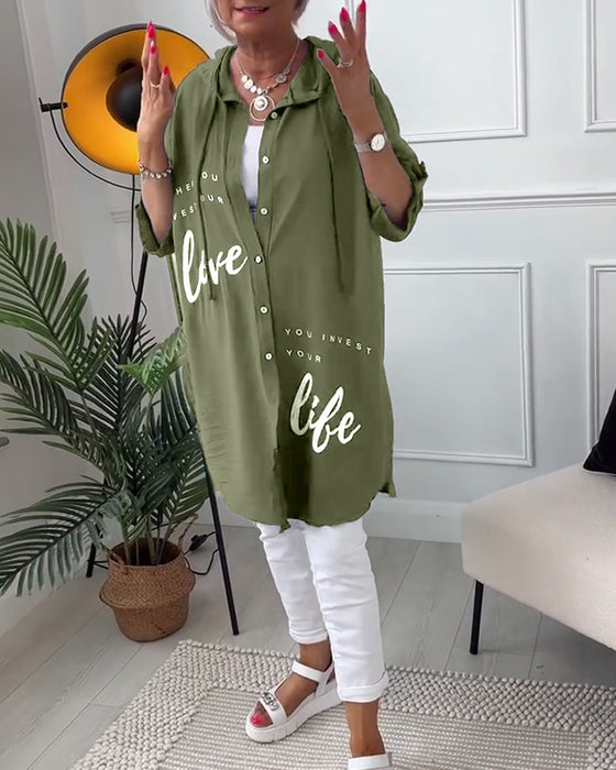 Kåpe med bokstavtrykk med hette