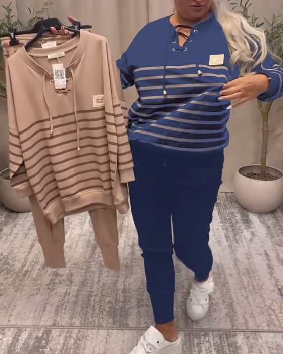 Todelt Sett Med Avslappet Stripet Sportsbukse Ved Ankelen