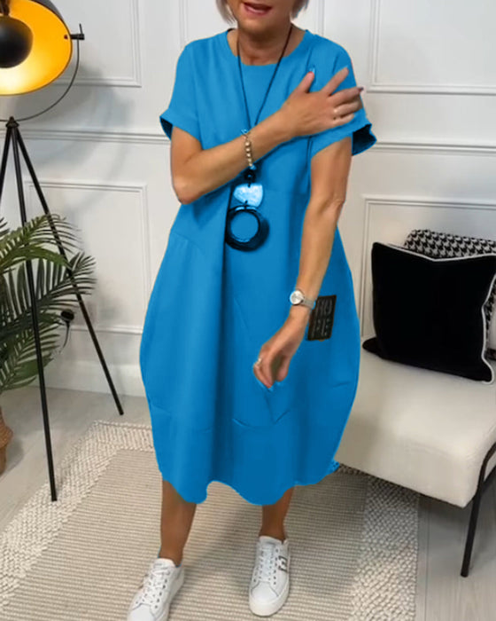 Enkel kortermet uformell kjole med bokstavtrykk