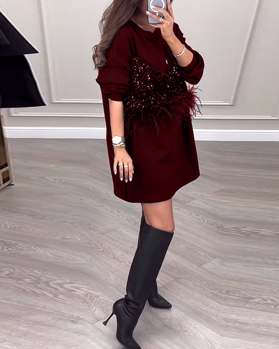 Mote ensfarget kjole med paljett og fjærpatchwork