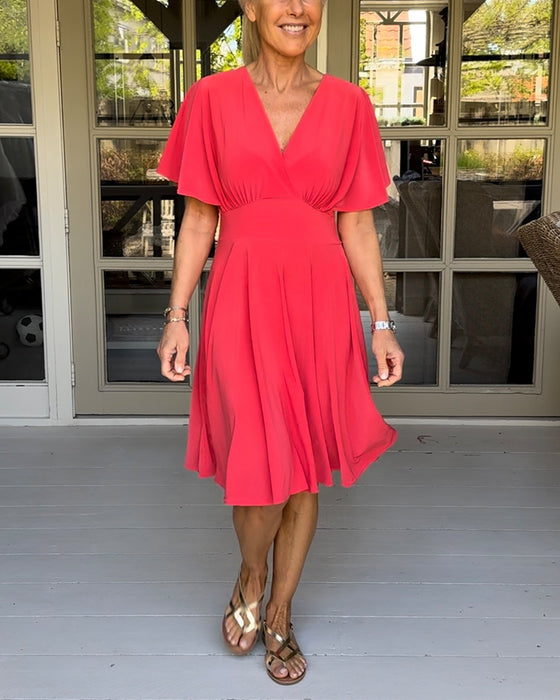 Ensfarget midjekjole med V-hals og sommerfuglerm