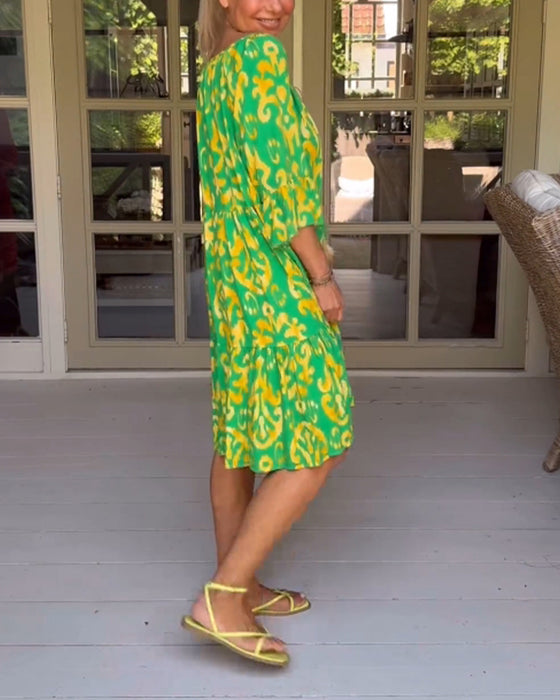 Kjole med løs trykk med klokkeermer