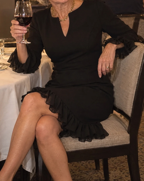 Elegant kjole med V-hals, lange ermer og volangkant