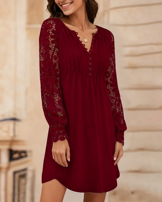 Helfarget Kjole Med Fletter Og Lappetæktsdetaljer