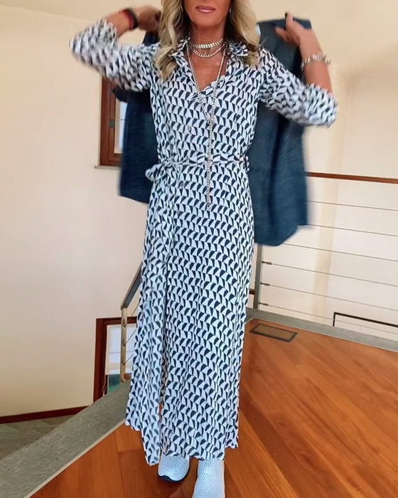 Kjole med geometrisk trykk med jakkeslag og splitt