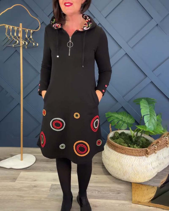 Uformell kjole med hette og hette med sirkeltrykk