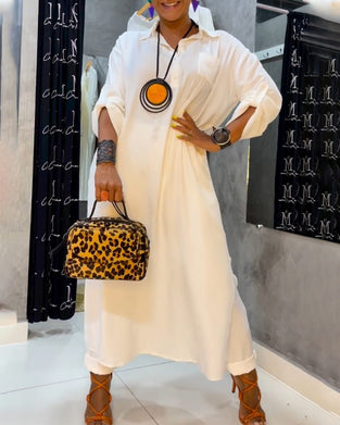 Fastfarge kjole med jakkeslag og lomme