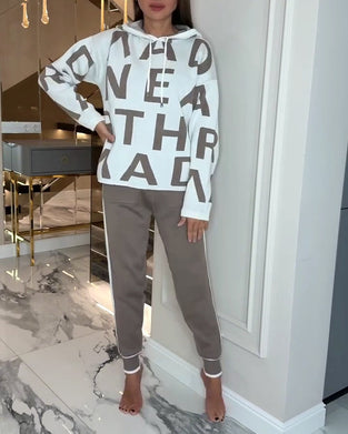 Todelt Sett Med Hette Og Bokstavsprint