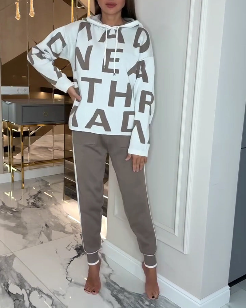 Todelt Sett Med Hette Og Bokstavsprint