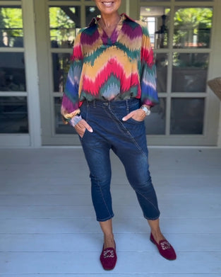 Flerfarget topp med revers og langermet hals