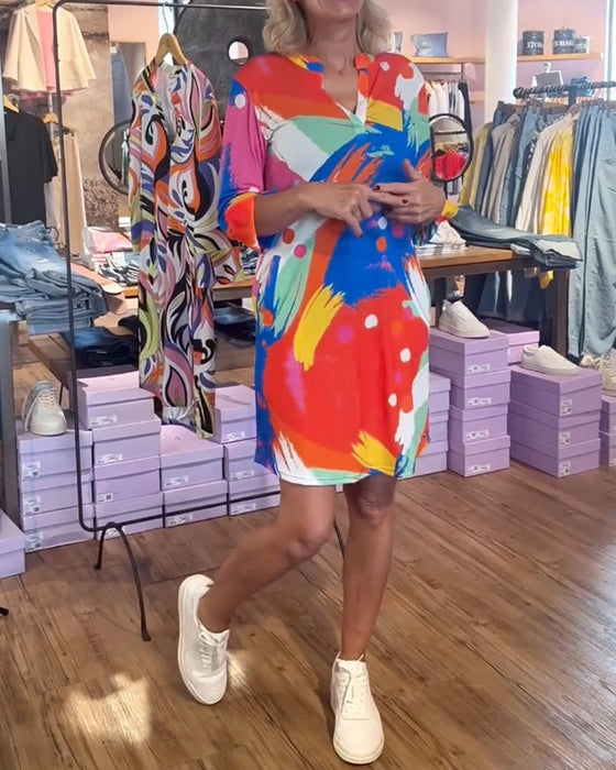 Elegant kjole med fargerik trykt V-hals