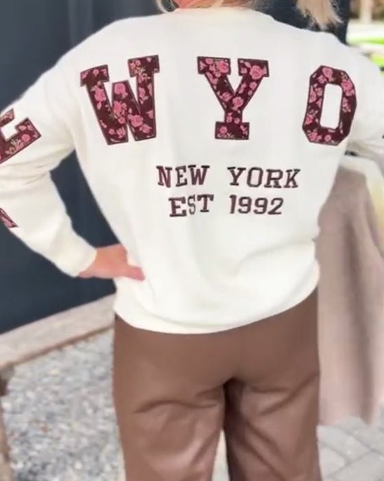 Genser med bokstavtrykk og rund hals, løs hals