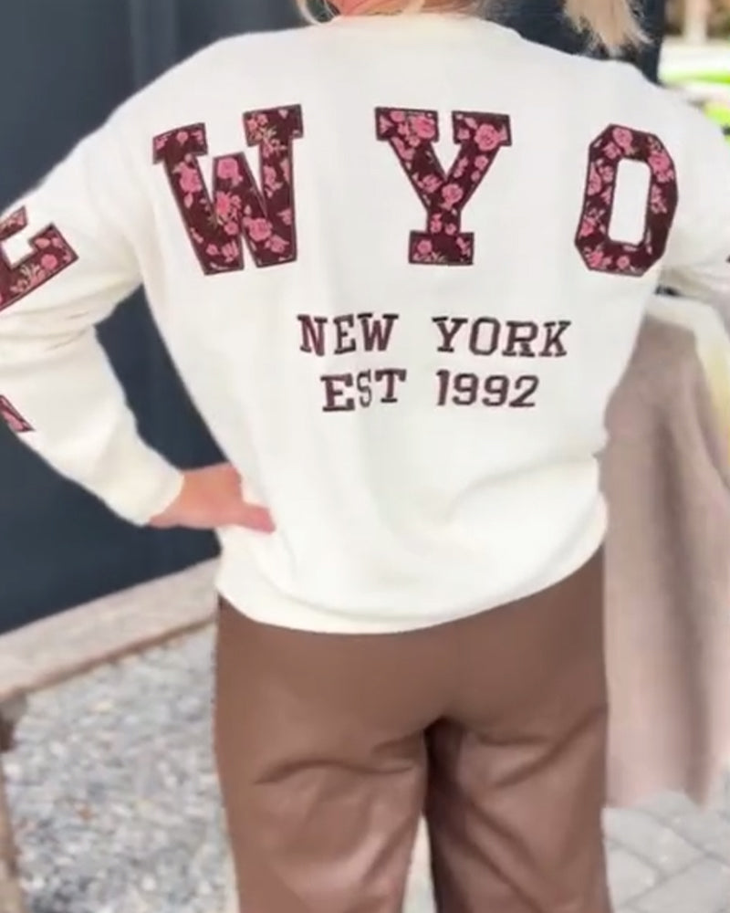 Genser med bokstavtrykk og rund hals, løs hals