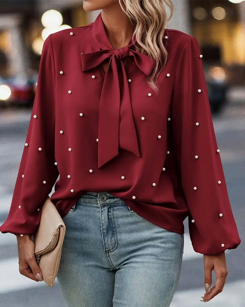 Blus Med Bånd, Perler Og Temperamental Stil