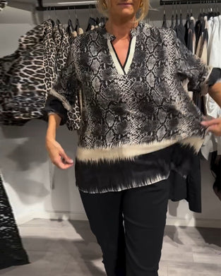V-hals bluse med slangetrykk i fargeblokk