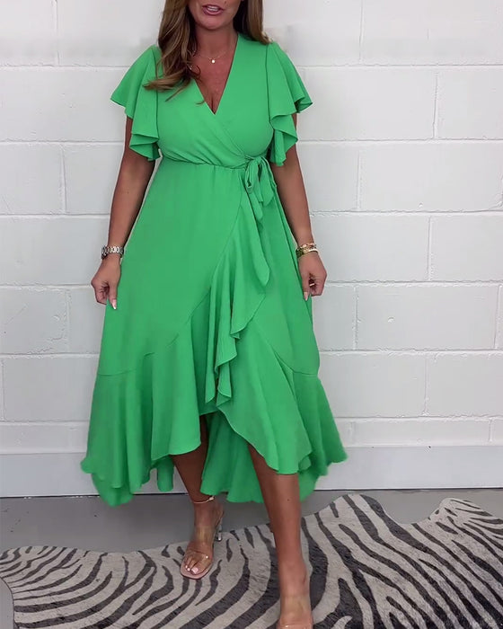 Elegant kjole med volanger i ensfarget splitt